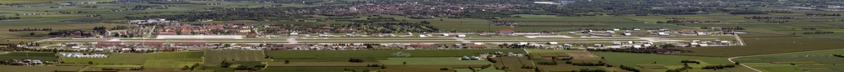 Aviano panorama generale, con la cittadella Aviano 2000 e con la campagna circostante
