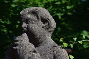 Historical stone figure makes music on the Augsburg boat ride in spring on 2019/25/06