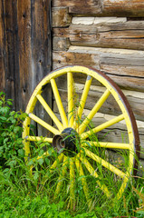 Obraz premium Old wagon wheel in historic old gold town Barkersville, British Columbia, Canada.