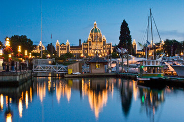Obraz premium Canada, British Columbia, Victoria, Inner Harbour at Dusk