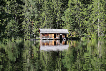 kleine Holzh&uuml;tte auf dem Piburger See, &Ouml;tztal