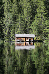 Fototapeta na wymiar kleine Holzhütte auf dem Piburger See, Ötztal