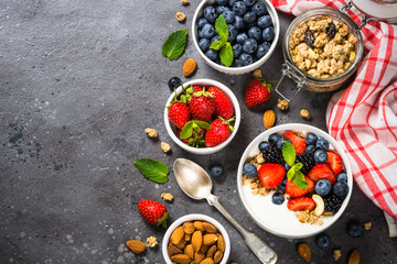 Greek yogurt granola with fresh berries .