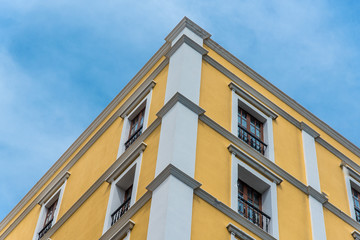 Fachadas coloridas geometricas con ventanas y puertas metalicas y de maderas arquitectura mexicana