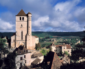 Fototapeta na wymiar France, St. Cirq Lapopie. The medieval village of St. Cirq Lapopie sits above the Lot river Valley in France.