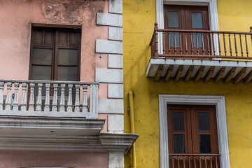 Fototapeta na wymiar Fachadas coloridas geometricas con ventanas y puertas metalicas y de maderas arquitectura mexicana