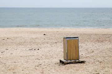 ^Öffentliche Mülltonne am Strand an der Nordsee in Dänemark