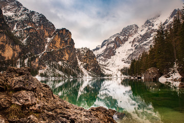 vista sul lago di Braies con riflesso delle Dolomiti innevate