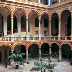 Obraz premium Italy, Sicily, Palermo. The courtyard at Palazzo dei Normanni in Palermo, Sicily, Italy.