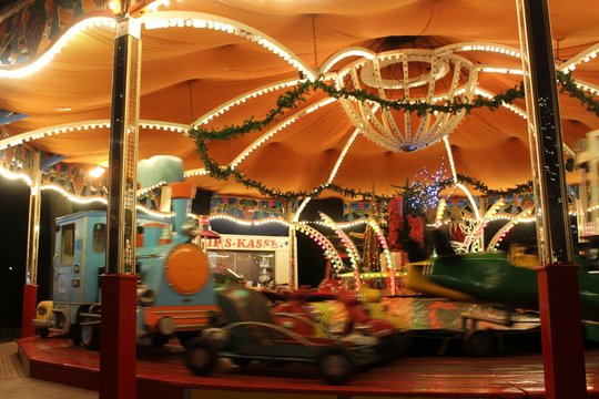 Nostalgisches Kinderkarussell beim Weihnachtsmarkt