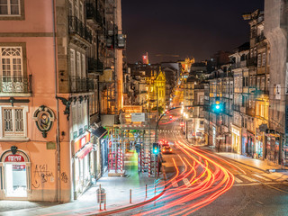 Die Stadt Porto/ in Portugal während der Nacht mit bunten Lichtern der Stadt und Leuchtspuren.