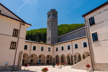Obraz premium Cortile interno con campanile del santuario di Montevergine (Avellino)