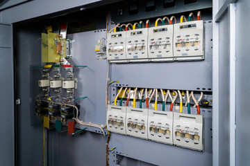 Aluminum bus bars, bolting the live parts of the transformer