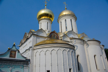 Fototapeta na wymiar Russia, Golden Ring (aka Zolotoe Koltso), Sergiyev Posad (aka Sergiev), formerly Zagorsk. Trinity Monastery of St. Sergius. Cathedral of the Holy Trinity (1422) & church of St. Nicon (1548) 