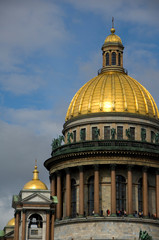 Fototapeta premium Russia, St. Petersburg, St. Isaac's Square. St. Isaac's Cathedral (aka Isaakiyevsky Sobor). Gold church dome is covered with 220 lbs of pure gold.