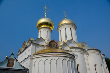 Fototapeta na wymiar Russia, Golden Ring (aka Zolotoe Koltso), Sergiyev Posad (aka Sergiev), formerly Zagorsk. Trinity Monastery of St. Sergius. Cathedral of the Holy Trinity (1422) & church of St. Nicon (1548)