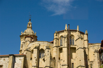 Fototapeta na wymiar Spain, Guipuzcoa coast, Hondarribia (aka Fuenterrabia). Church of Santa MarÌa de la AsunciÛn, 15th century Gothic.