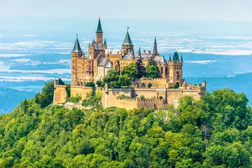 Burg Hohenzollern auf dem Berggipfel, Deutschland. Malerischer Blick auf die Burg Hohenzollern im Sommer. Landschaft der schwäbischen Alb mit gotischem Schloss. © scaliger