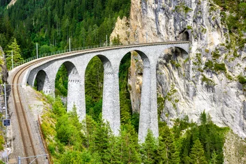 Papier Peint photo Viaduc de Landwasser Viaduc de Landwasser à Filisur, Suisse. C& 39 est un monument célèbre de la Suisse. Panorama du haut pont dans les montagnes alpines. Vue panoramique sur le chemin de fer incroyable en été. Concept de transport en Europe.