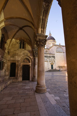 Fototapeta na wymiar CROATIA, Dubrovnik. Archway inside the walled city. 
