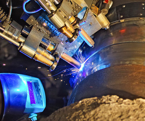 Butt welding underwater pipeline using automatic equipment