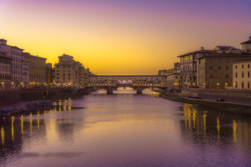 Fototapeta na wymiar vista su ponte vecchio al tramonto con le luci accese, vista da ponte alle grazie