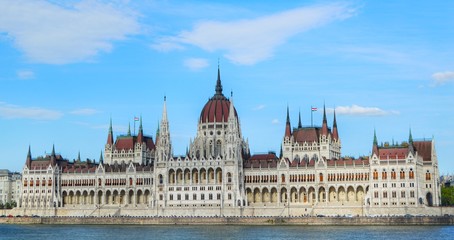 Fototapeta premium Stunning and Imposing Budapest Parliament