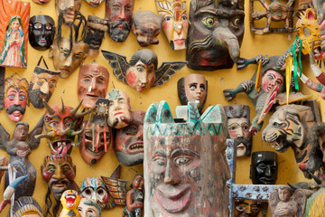 Fototapeta premium Meksyk, San Miguel de Allende. Maski na wystawie w sklepie. Źródło: Don Paulson / Jaynes Gallery / DanitaDelimont.com