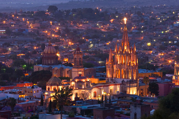 Obraz premium Meksyk, San Miguel de Allende. Kościół La Parroquia de San Miguel Arcangel dominuje nad miastem o zmierzchu.