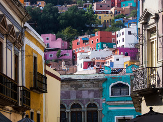 Fototapeta na wymiar Mexico, Guanajuato, Colorful Back Alley