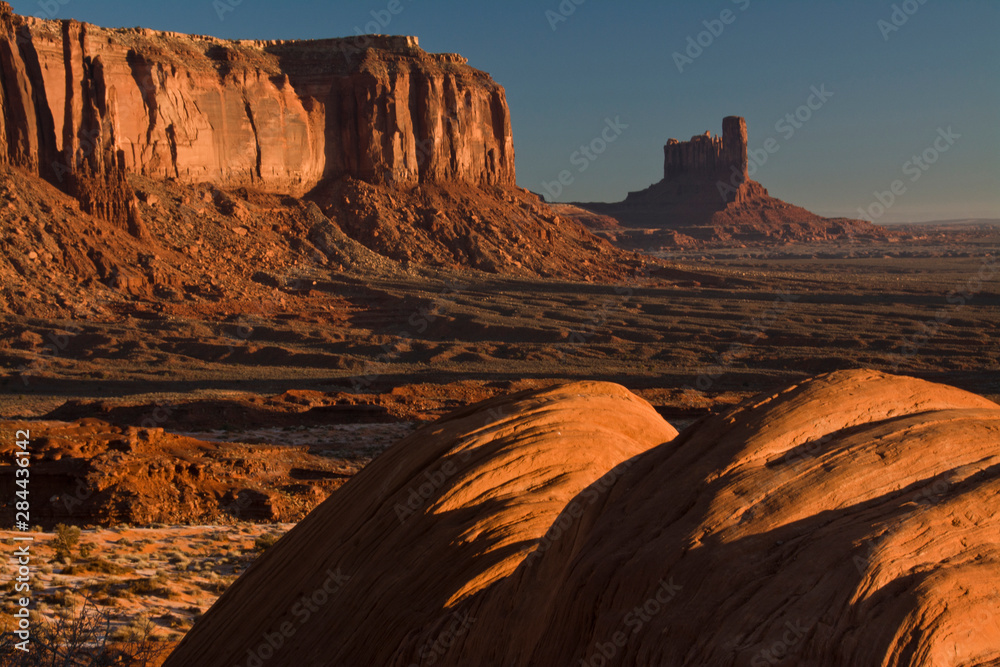 Wall mural Early morning, Sentinel Mesa and Big Chief Butte, from Tribal Park Overlook, Monument Valley, Arizona, USA