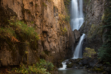 Obraz na płótnie Canvas USA, Colorado, Uncompahgre National Forest. Hidden waterfall and stream. 
