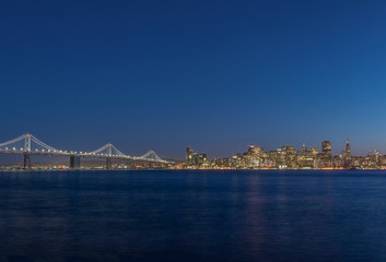 Obraz premium USA, California, San Francisco, Bay Bridge & Downtown Skyline at Twilight