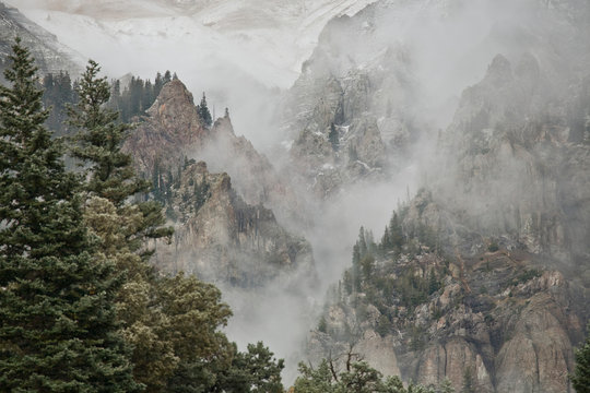 USA, Colorado, Ouray. Fog develops as a snow storm moves into the Uncompahgre River Gorge. 