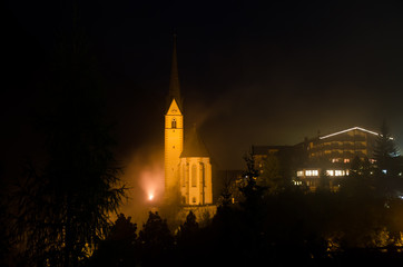 Naklejka premium 霧に包まれたハイリゲンブルートの夜景（オーストリア ケルンテン州）