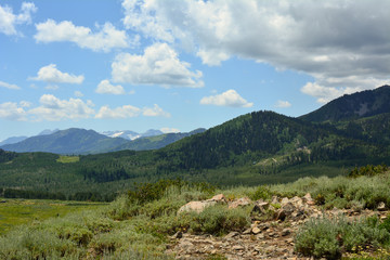 Fototapeta na wymiar Rocky mountains surrounding Park City, Utah