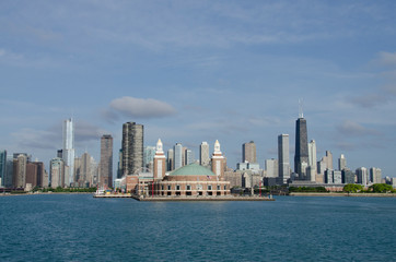Obraz premium Illinois, Chicago, Lake Michigan view of the Chicago city skyline and Navy Pier.