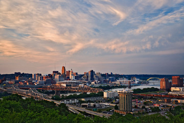 Fototapeta na wymiar Cincinnati, Ohio and Covington, Kentucky at sunset, from Devou Park, Covington, Kentucky
