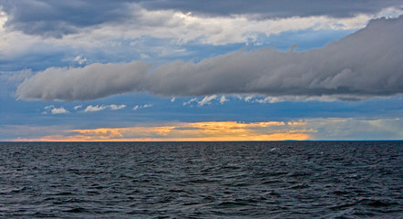 Obraz premium A sunset on lake Michigan heading to Milwaukee