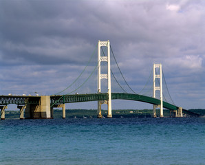 Obraz premium USA, Michigan, Straits of Mackinac. A sturdy suspension bridge at the Straits of Mackinac connect the Upper Peninsula to lower Michigan.