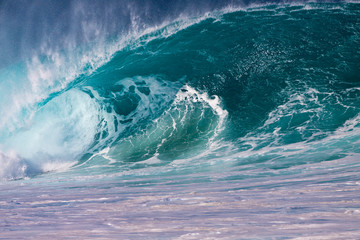 USA, Hawaii, Oahu, Large waves along the Pipeline Beach on the windward side of the Island