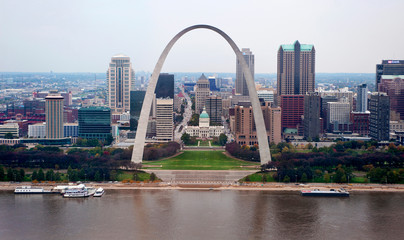 The Gateway Arch and downtown St. Louis, Missouri, Mississippi River - obrazy, fototapety, plakaty