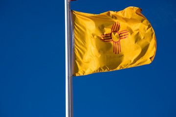 Obraz premium NA, USA, New Mexico, Santa Fe, New Mexican State Flag
