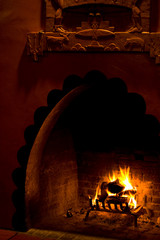 Obraz premium NA, USA, Nowy Meksyk, Santa Fe, Plaza, Pinon Fire in Ornate Fireplace, Hotel La Fonda