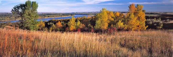 USA, North Dakota, Missouri River. The Missouri River winds through the farm land near Washburn,...
