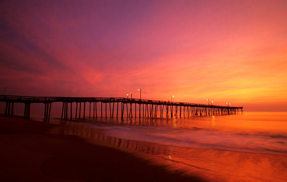 FIshing pier at sunrise Nags Head , North Carolina, USA, North America © Michael DeFreitas/Danita Delimont