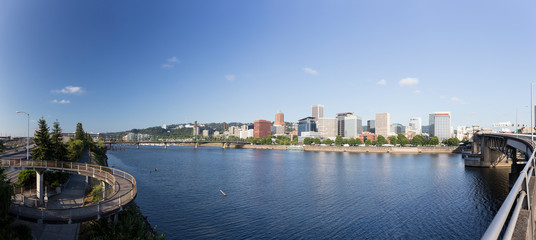 Obraz premium USA, Oregon, Portland. Downtown from across the Willamette River with a pedestrian walkway. Panoramic