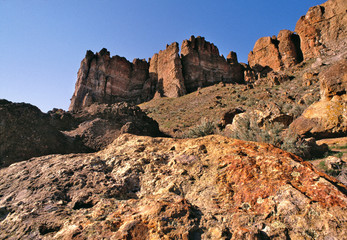 Fototapeta premium USA, Oregon, John Day Fossil Beds NM. The Clarno Palisades tower above the rocks at the Clarno Unit of John Day Fossil Beds NM, Oregon.