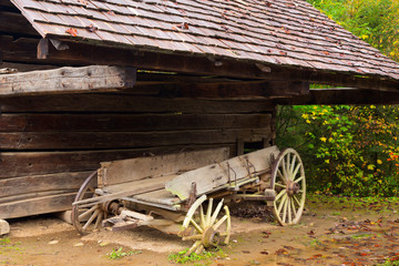 Obraz premium Tennessee, Great Smoky Mountains National Park, Cades Cove, Cable Mill Historic Area, Old wood wagon