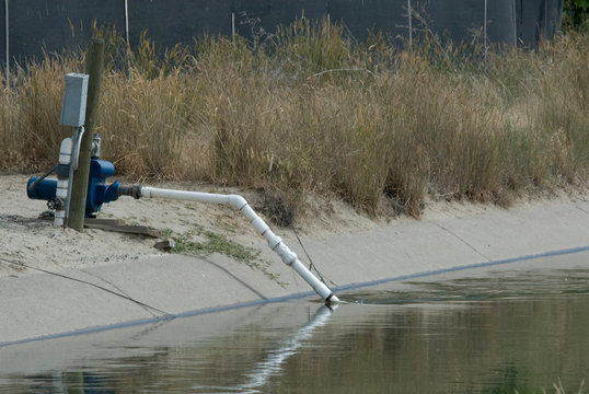 US: Washington, Columbia River Basin, East Side Of Hanford Nuclear Site, Water Pump In Irrigation Canal